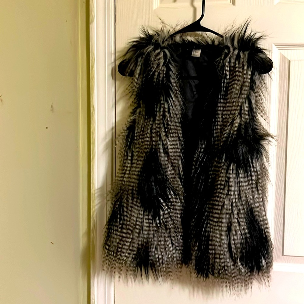 Divided by H&M fully lined faux fur vest for women. Size 4